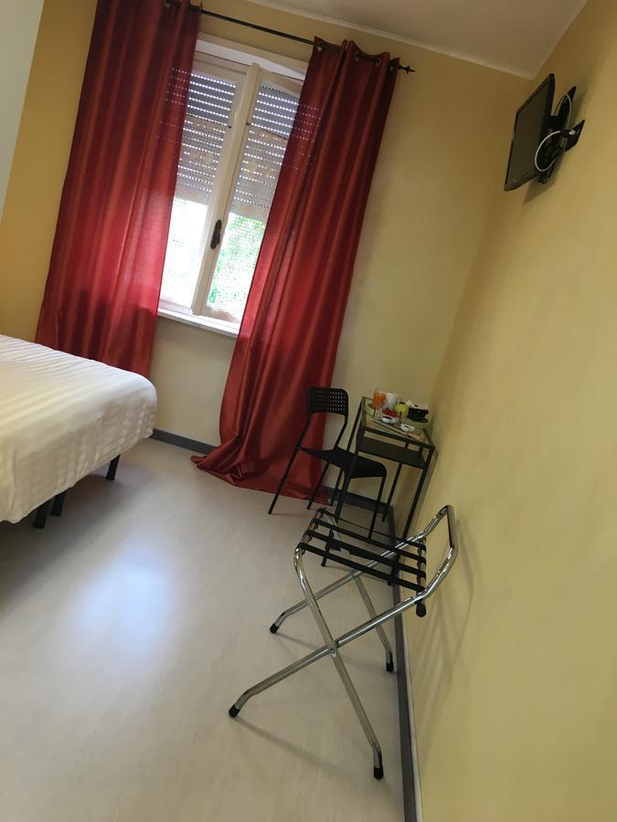 B & B La Guesthouse Poirino Bagian luar foto