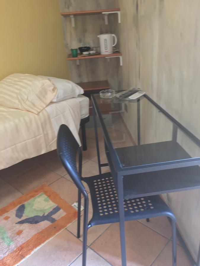 B & B La Guesthouse Poirino Bagian luar foto
