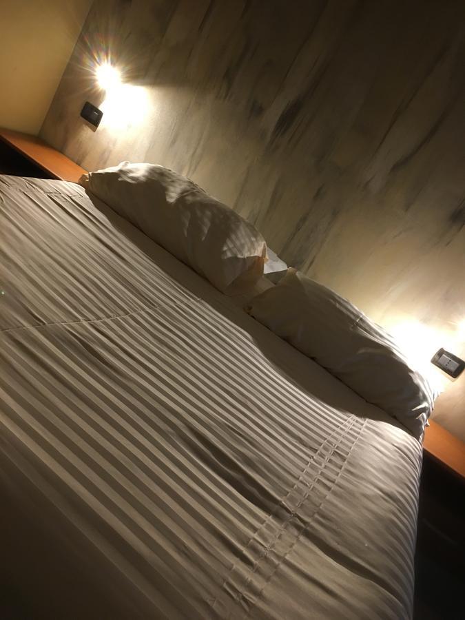 B & B La Guesthouse Poirino Bagian luar foto